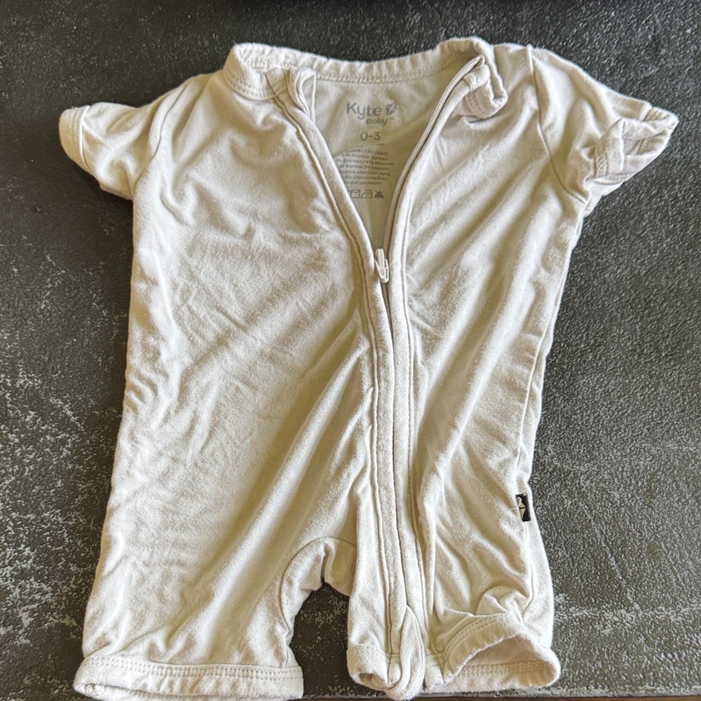 Kyte Baby zippered shortall romper